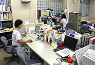 <空薬剤科の部屋は書類も少なく整然としている 